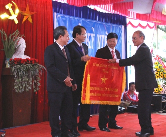 Lãnh đạo Trung tâm Khuyến nông tỉnh nhận Cờ thi đua do Tỉnh Ủy trao tặng