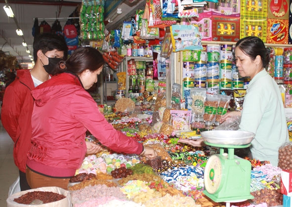 Người tiêu dùng chọn mua thực phẩm tại chợ Buôn Ma Thuột.