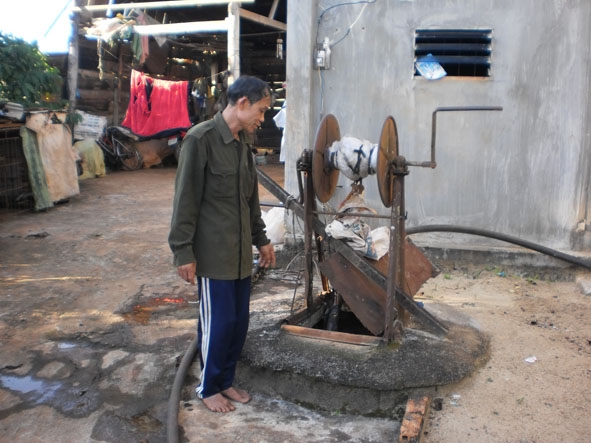 Người dân Tổ dân phố 9, phường Tân Lập sử dụng nguồn nước giếng không bảo đảm vệ sinh để sinh hoạt.