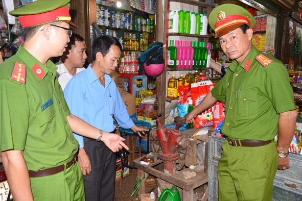 Phòng Cảnh sát phòng cháy và chữa cháy số 4 kiểm tra hệ thống nước, phục vụ công tác chữa cháy chợ Phước An (Krông Pắc). 