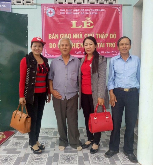 Hội Chữ thập đỏ huyện Ea Kar trao nhà Tình nghĩa tặng gia đình ông Bùi Hồng Thanh (thứ 2 từ trái qua).
