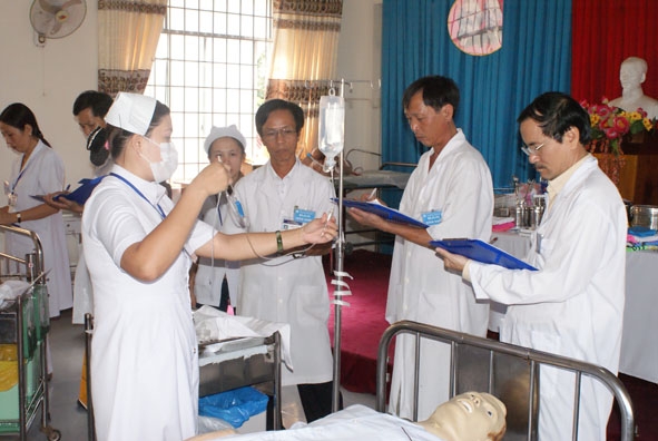 Các y, bác sĩ Bệnh viện Đa khoa huyện M’Đrắk tham gia Hội thi nâng cao tay nghề năm 2017.   