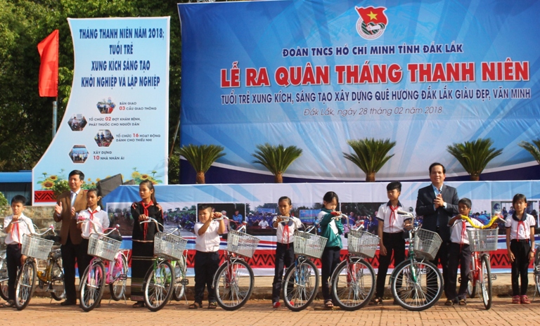 Lãnh đạo huyện Cư M’gar trao xe đạp tặng các em học sinh khó khăn. 