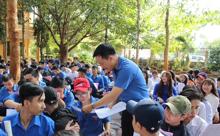 Tổ chức tư vấn, hướng nghiệp cho các em học sinh Trường THPT Lê Hữu Trác.
