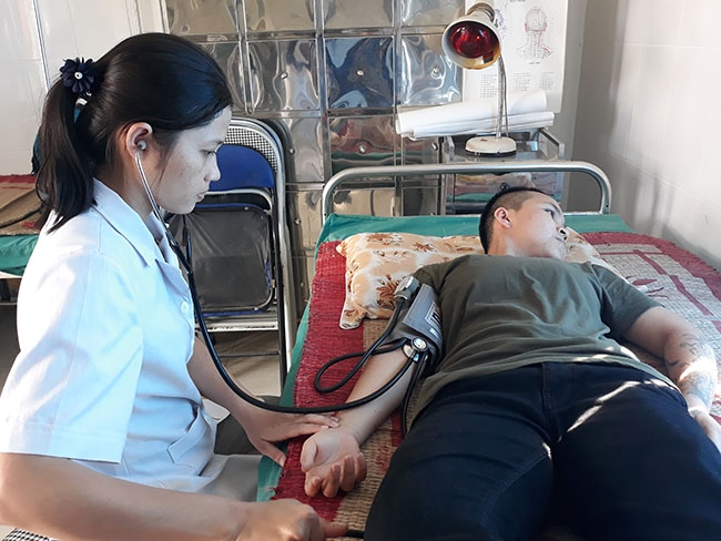 Bác sĩ H'Yên Niê, Trạm Y tế xã Krông Jin (huyện M'Đrắk) đang khám bệnh  cho bệnh nhân.  