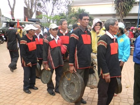 Các đội chiêng tham gia Ngày hội VH-TT đồng bào dân tộc thiểu số trên địa bàn Buôn Ma Thuột lấn thứ 8 tại Buôn Ea Nao - xã Ea Tu