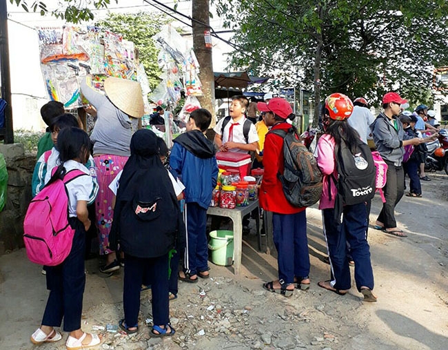 Những quán ăn vặt trước cổng trường thu hút rất đông học sinh đến mua.   