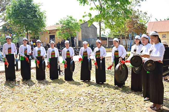 Đội chiêng nữ dân tộc Mường (thôn 3, xã Hòa Thắng) diễn tấu tại ngày hội.   