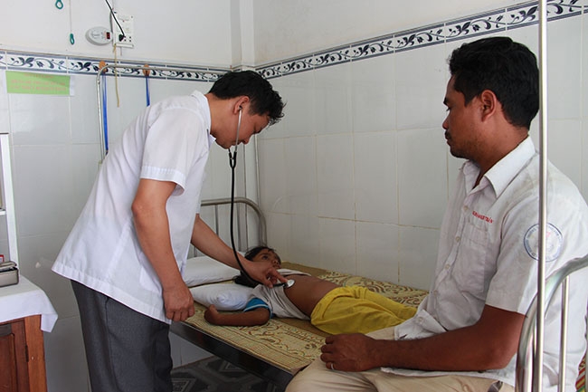 Người dân đến khám bệnh tại Trung tâm Y tế huyện. 