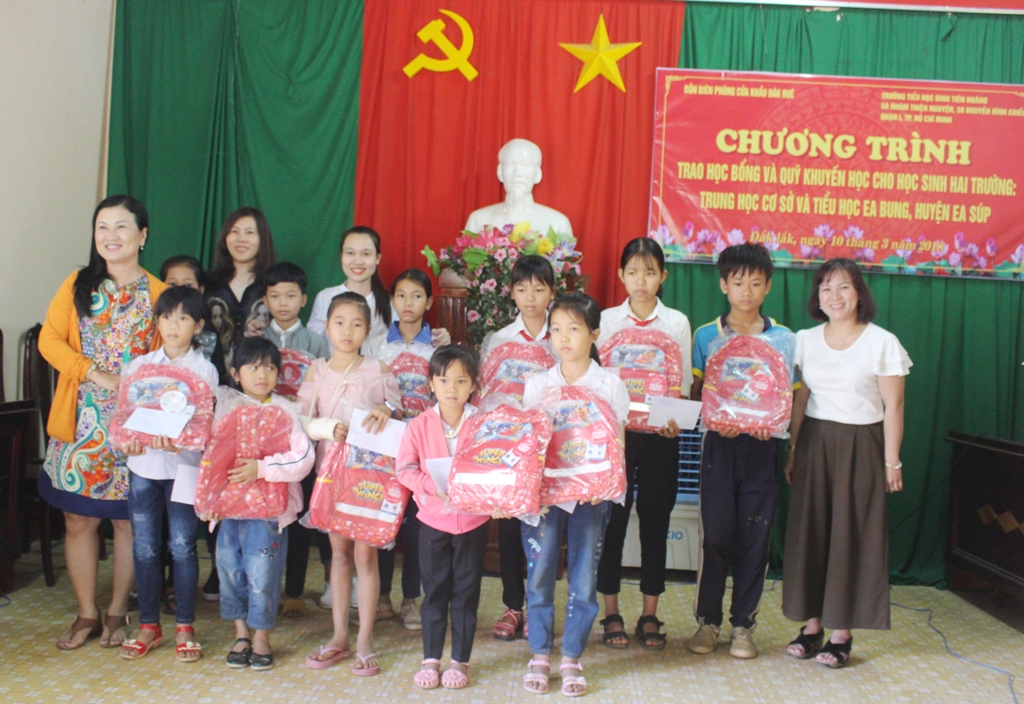 Đại diện các đơn vị trao học bổng tặng học sinh khó khăn xã Ea Bung