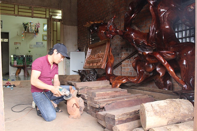 Anh  Nguyễn Thanh Phương,  tổ dân phố 10, phường  An Bình  (thị xã  Buôn Hồ)  đang gia công đồ mỹ nghệ. 