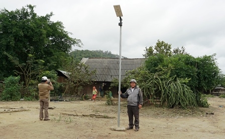 Đèn điện chiếu sáng công cộng từ năng lượng mặt trời ở thôn Ea Rớt (xã Cư Pui).