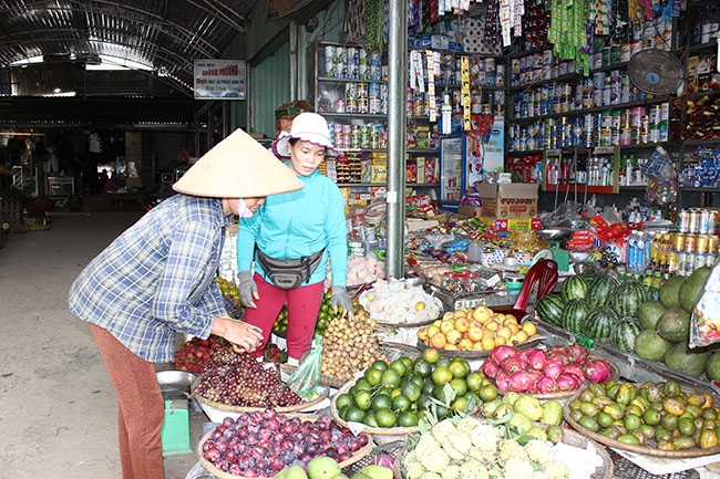 Người tiêu dùng mua sắm tại chợ Trung tâm Krông Bông.