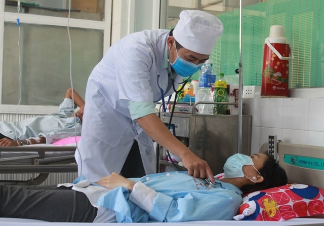 Thăm khám cho bệnh nhân lao điều trị nội trú tại Bệnh viện Lao và bệnh phổi tỉnh.