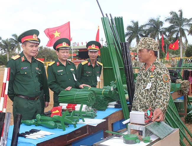 Trung úy quân nhân chuyên nghiệp Phan Văn Hương (bên phải) giới thiệu về sáng kiến 