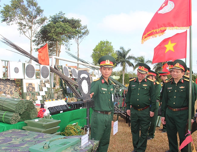 Trung úy Ngô Thanh Hải (bên trái) giới thiệu các sáng kiến của Liên đội 35. 