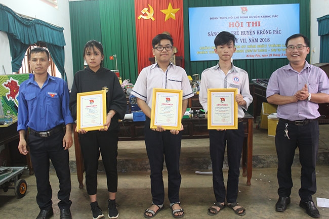 Các em học sinh đạt giải trong cuộc thi “Sáng tạo trẻ huyện Krông Pắc lần thứ VII năm 2018.