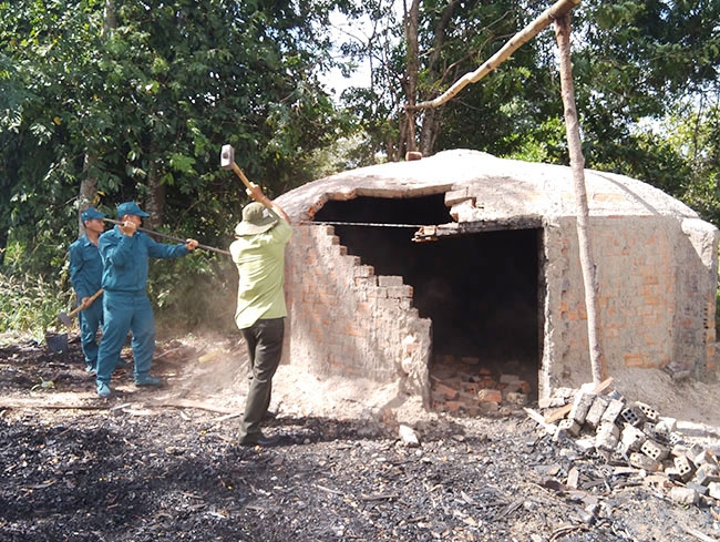 Lực lượng chức năng huyện Ea H’leo phá bỏ lò than trái phép trên địa bàn. 