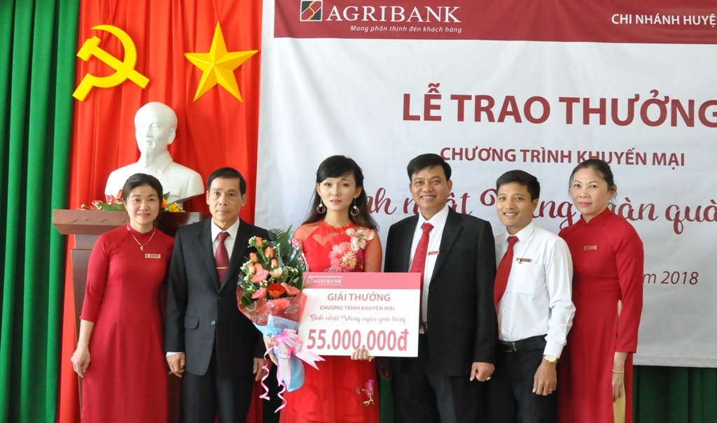 Khách hàng Trần Thị Thanh Tùng nhận thưởng của chương trình