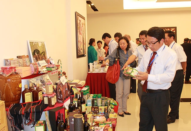Các nhà đầu tư tìm hiểu sản phẩm đặc trưng của Đắk Lắk tại một hội nghị xúc tiến đầu tư.