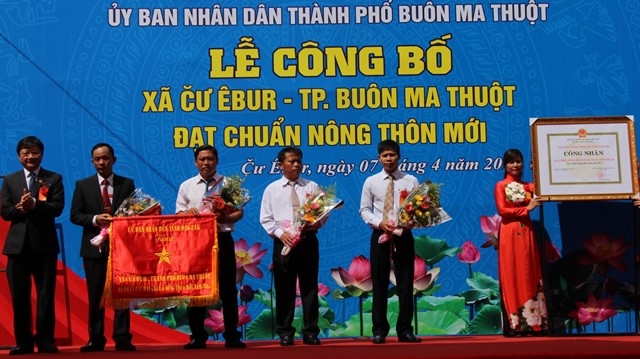 Chính quyền địa phương và người dân Cư Êbur vinh dự đón nhận Bằng công nhận xã đạt chuẩn nông thôn mới và Cờ thi đua cho UBND tỉnh trao tặng