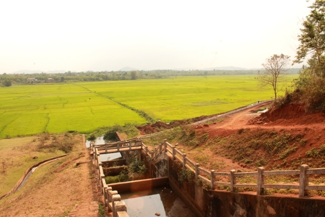 Hệ thống mương dẫn nước Hồ Ea Bih, xã Ea Bhốk vừa được đầu tư xây dựng bảo đảm nguồn nước cho cây trồng vụ đông xuân 2017-2018. 