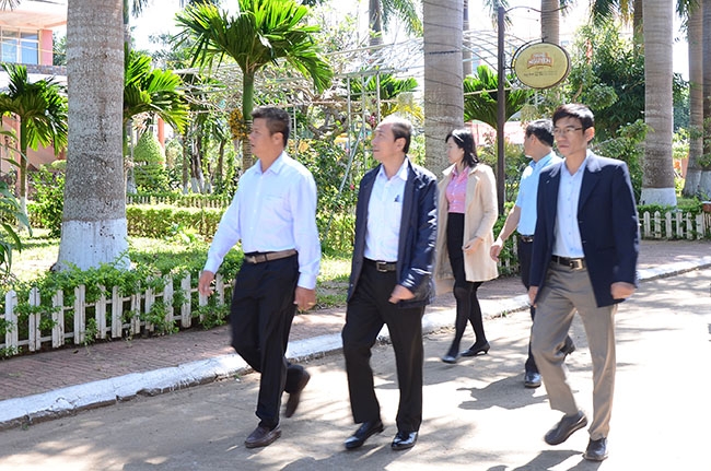 Chủ tịch UBND tỉnh Phạm Ngọc Nghị (thứ hai từ trái sang) thăm Công ty Cổ phần Du lịch Công đoàn Ban Mê. 								            Ảnh: Q. Trung