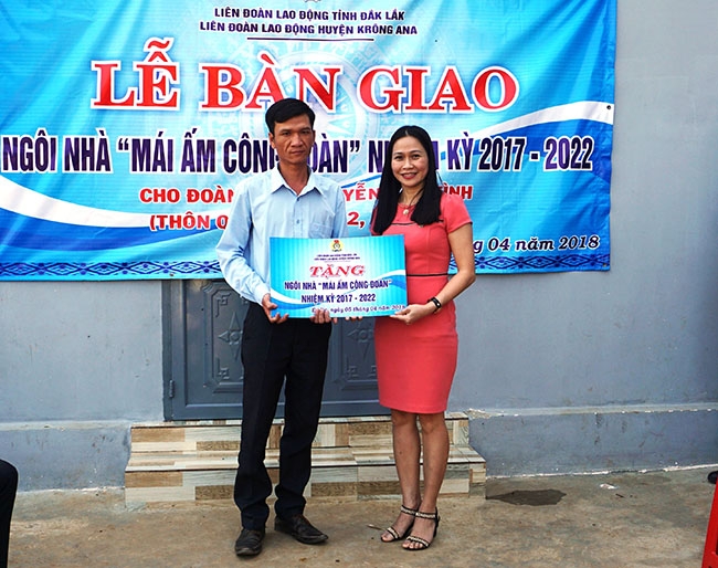 hủ tịch LĐLĐ huyện Krông Ana Hoàng Thị Mai Hương bàn giao nhà Mái ấm công đoàn cho  gia đình anh Nguyễn Xuân Tình. 