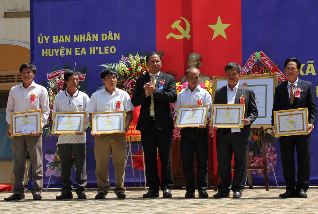 Đại diện các tập thể xuất sắc trong phong phong trào xây dựng nông thôn mới của xã Ea Nam nhận Giấy khen của UBND huyện Ea H'leo