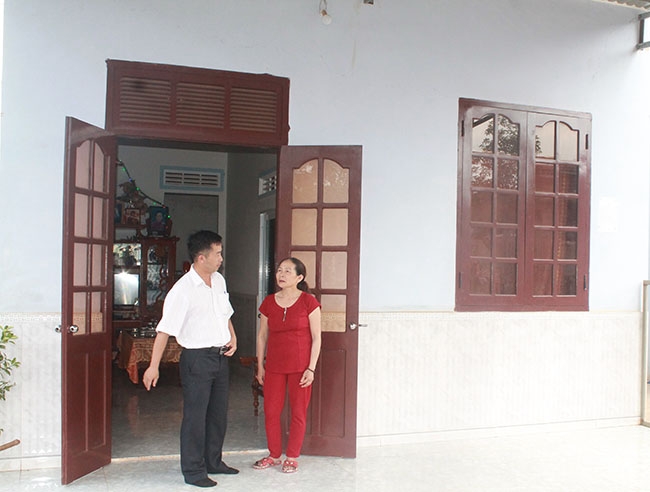 Đại diện Liên đoàn Lao động thị xã thăm hỏi gia đình bà Phạm Thị Hiến.