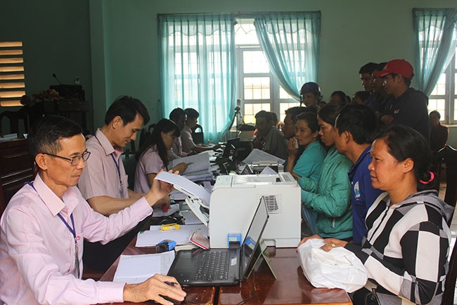 Cán bộ  Ngân hàng Chính sách  xã hội huyện Krông Búk  giải ngân nguồn vốn  cho hộ nghèo và các đối tượng chính sách.   