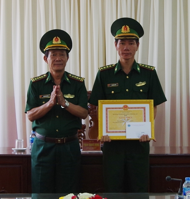Đại tá Phạm Quang Hùng, Chỉ huy trưởng Bộ đội Biên phòng tỉnh trao Bằng khen tặng Đội