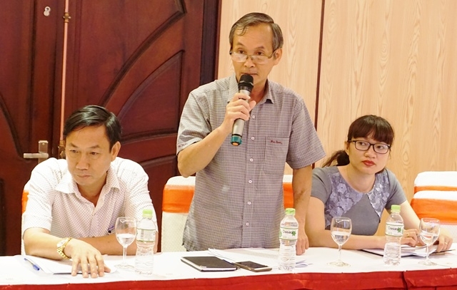 Giám đốc Bảo hiểm xã hội tỉnh Trương Văn Sáng đóng góp ý kiến tại tọa đàm. 