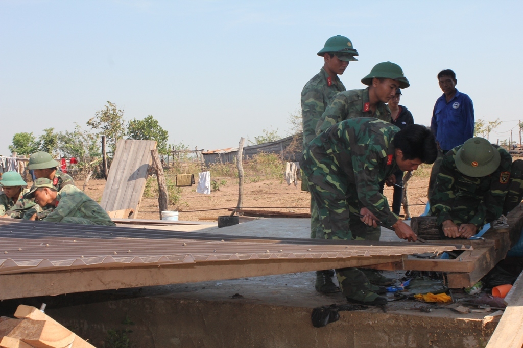 Các lực lượng nỗ lực giúp người dân xã Cư M'lan dựng lại nhà cửa, ổn định cuộc sống