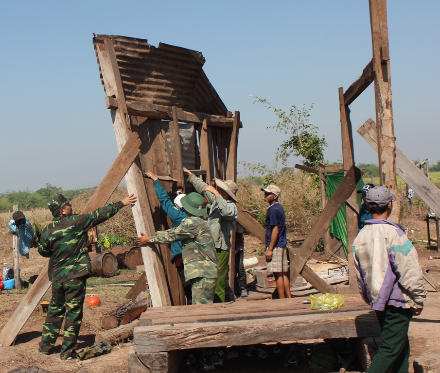 Nhiều nhà dân trên địa bàn xã Cư M'lan bị sập hoàn toàn sau thiên tai