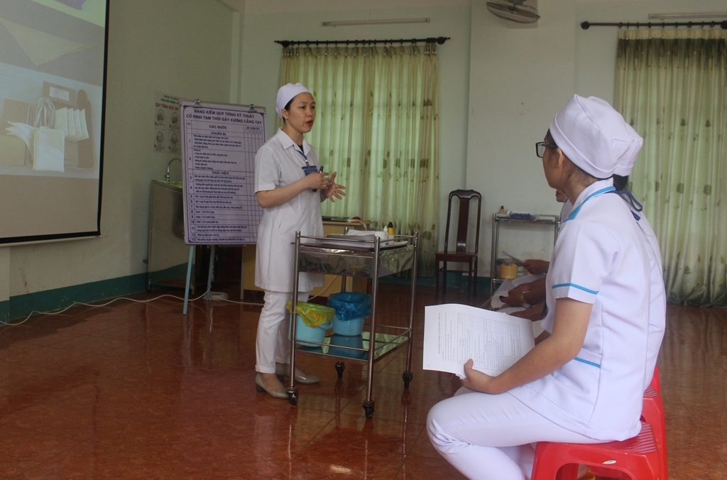 Giáo viên giảng dạy thực hành nghề điều dưỡng tại Hội giảng.