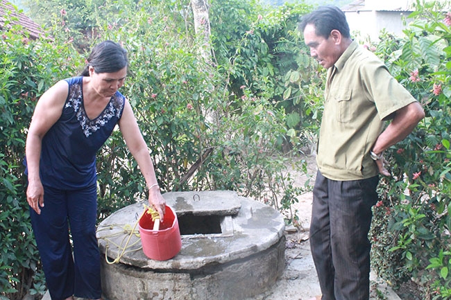 Nguồn nước giếng của một hộ dân ở buôn Knul bị ô nhiễm.  