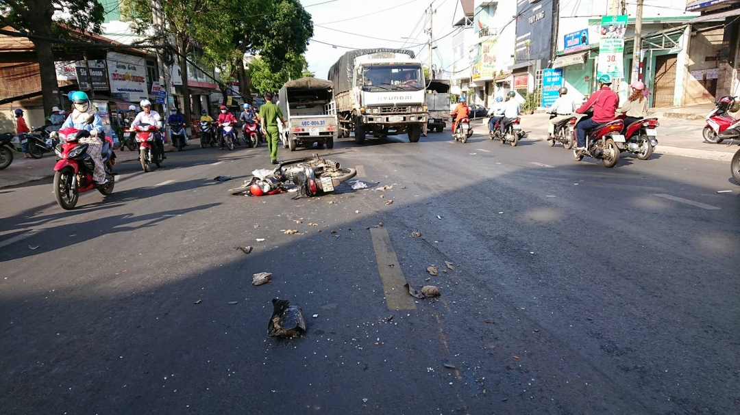 Hiện trường một vụ tai nạn giao thông xảy ra tại đường Lê Duẩn, TP. Buôn Ma Thuột.