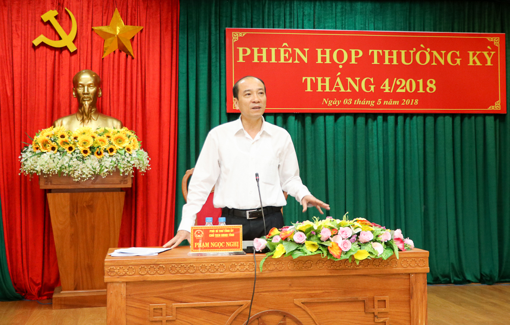 Chủ tịch UBND tỉnh Phạm Ngọc Nghị chủ trì phiên họp. Ảnh: H. Gia