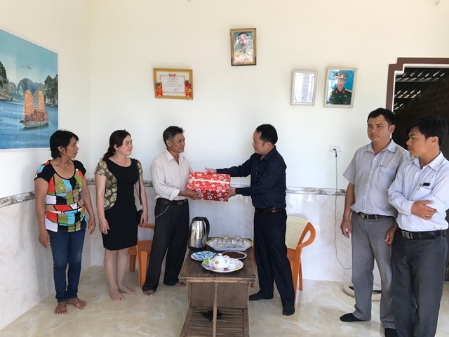  Đại diện chính quyền xã Ea Ning (huyện Cư Kuin) tặng quà gia đình người có công tại Lễ bàn giao Nhà tình nghĩa