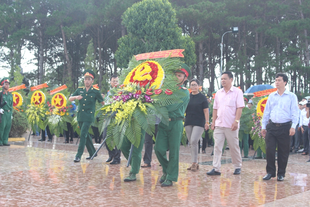 Đoàn đại biểu Ban Chấp hành Đảng bộ tỉnh dâng hoa tưởng niệm các Anh hùng liệt sỹ