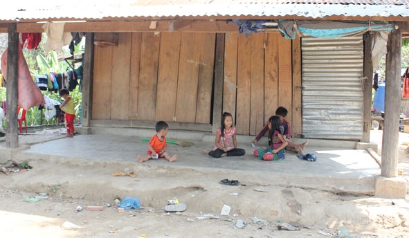 Đông con, ít được sự chăm sóc của cha mẹ cũng là nguyên nhân khiến trẻ em bỏ học đi làm sớm. (Ảnh chụp tại thôn Noh Prông, xã Hòa Phong, huyện Krông Bông).