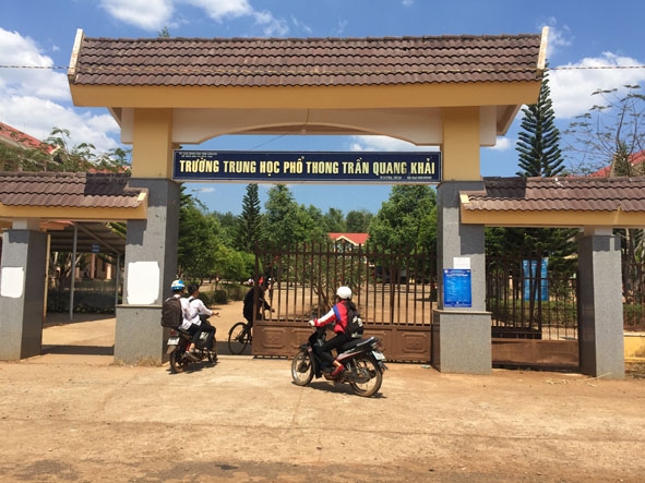 Nhiều học sinh Trường THPT Trần Quang Khải đi xe máy phân khối lớn đến trường. 