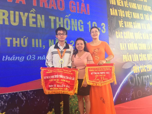 Em Nguyễn Ngô Trung Kiên (trái) giành Huy chương Vàng tại Kỳ thi học sinh giỏi Olympic 10-3 tỉnh  Đắk Lắk lần thứ III năm 2018.   