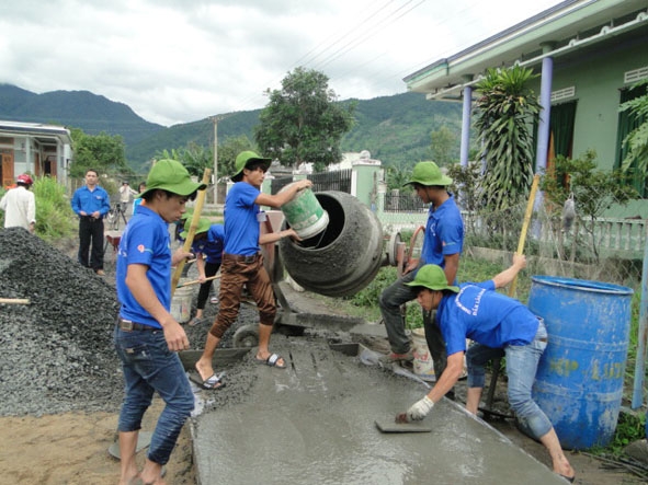 Thanh niên tình nguyện giúp người dân xã Hòa Sơn, huyện Krông Bông làm đường giao thông. Ảnh: Hồng Chuyên