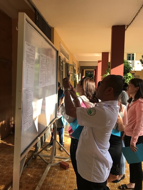 Phụ huynh tìm hiểu điều kiện dự tuyển vào lớp 6 Trường THCS Phan Chu Trinh năm học 2018-2019.