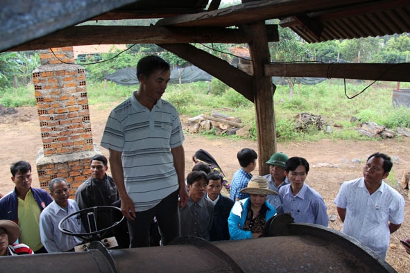 Ông Mông Văn Mậu giới thiệu quy trình chế biến tinh dầu sả. 