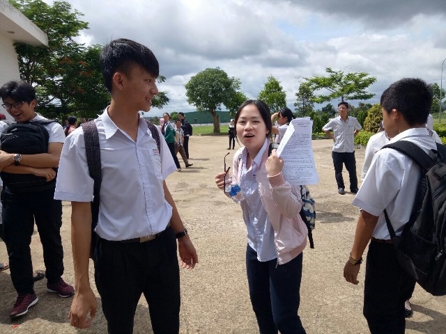  Thí sinh dự thi vào lớp 10 Trường THPT Chuyên Nguyễn Du năm học 2018-2019 hào hứng với đề thi môn Ngữ văn. 