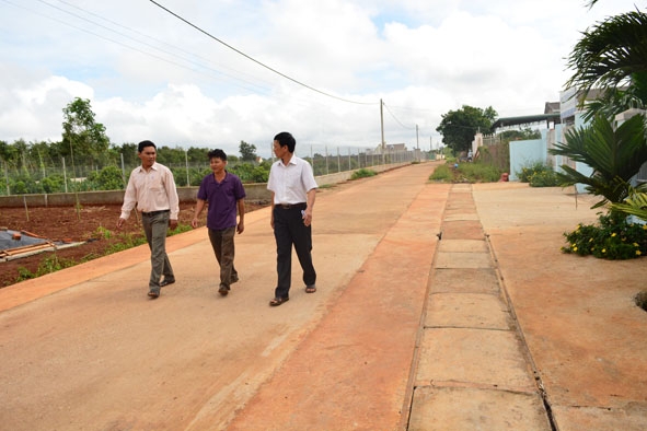Đường giao thông nông thôn tại xã Ea Yông do người dân hiến đất, góp tiền xây dựng. Ảnh