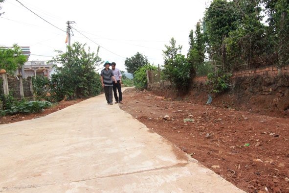 Người dân thôn Tam Hiệp đóng góp tiền, ngày công  bê tông hóa 700 mét đường.